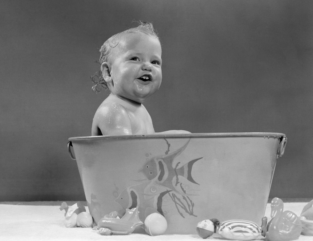 ウォールポスター　ヴィンテージ Johnson & Johnson Amazon.com: 1940s-1950s Smiling Baby In Bath Tub Studio Indoor