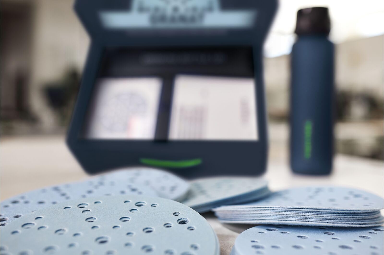 Festool Granat Schleifscheiben Set D150-60x Schleifpapier & Trinkflasche | Für VOC-Lacke & harte Untergründe - Körnung P60 bis P320 - 49-Loch Multi-Jetstream 2 - Passend für RO 150 & ETS 150