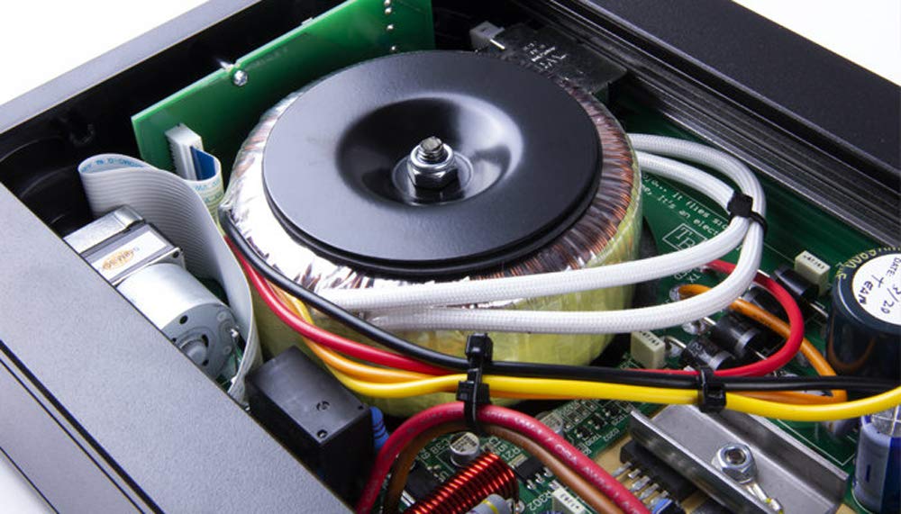 Rega IO - Amplificatore integrato con stadio fono integrato, 30 W per canale e presa per cuffie