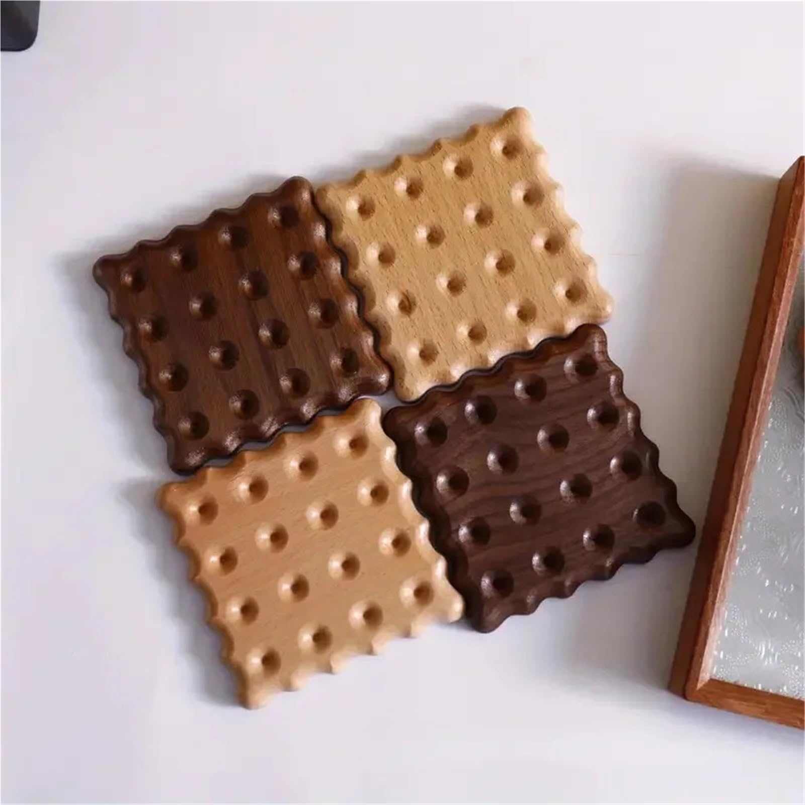 sous-Verres décoratifs en Bois résistants à la Chaleur, 4 pièces, Tapis for Tasses de café et thé, Dessous Verre antidérapants for pour La Maison Le Café(Brown)