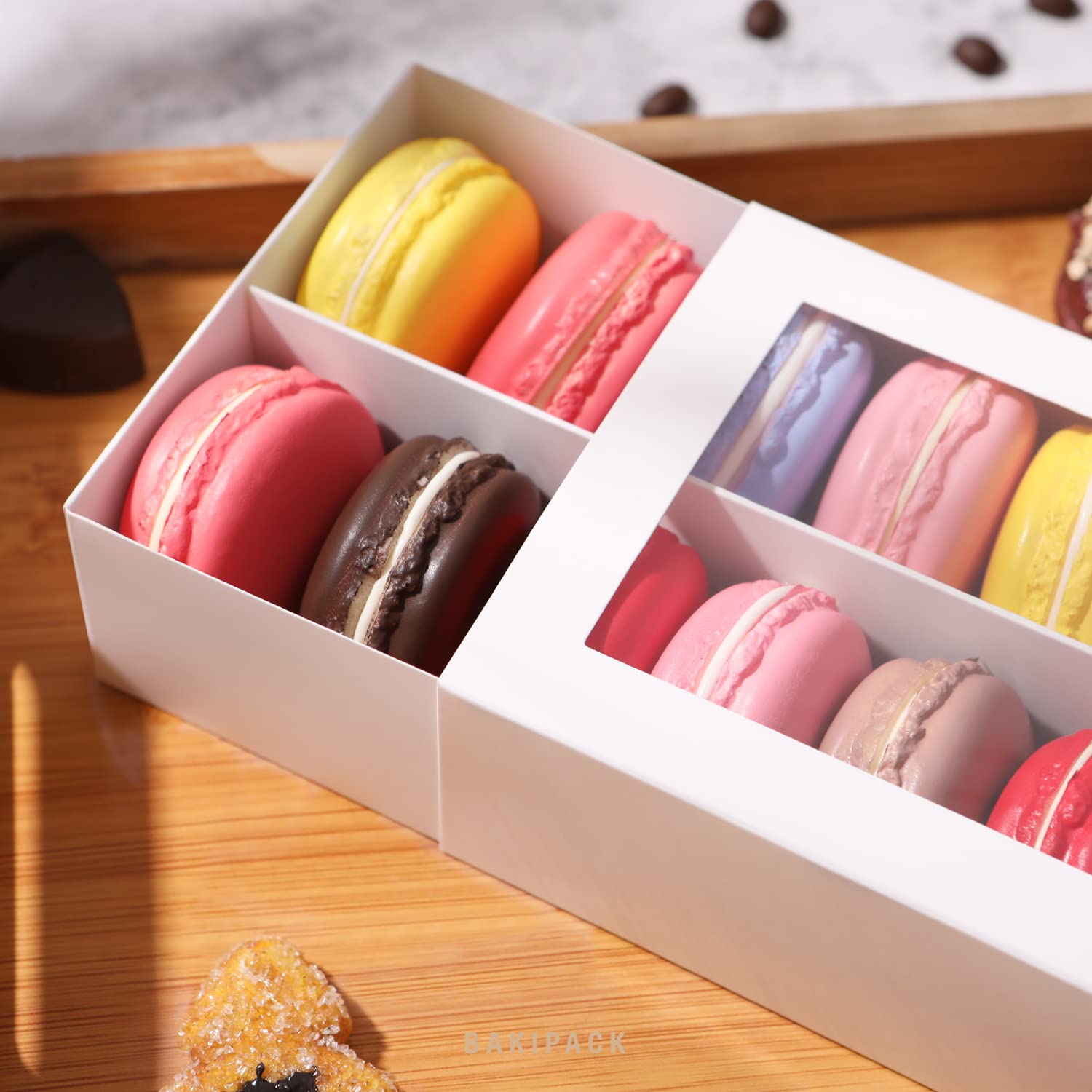 Confezione da 12 scatole per macaron, in carta kraft marrone, con finestra trasparente, contenitore per macaron o scatole per imballaggio, mini cupcake, biscotti, scatole da imballaggio (bianco
