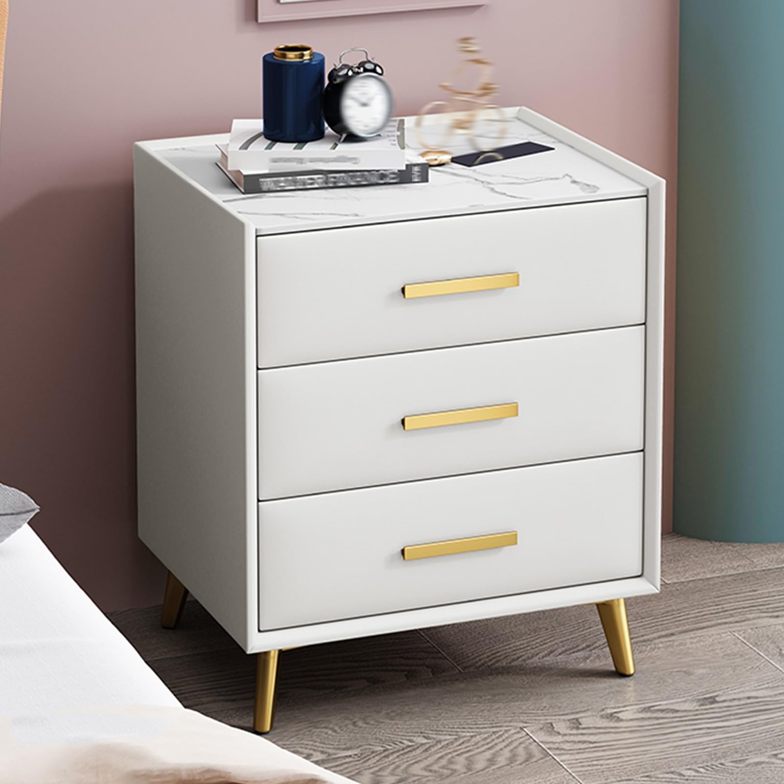 Table de chevet blanche pour chambre encombrée à triple tiroir utile