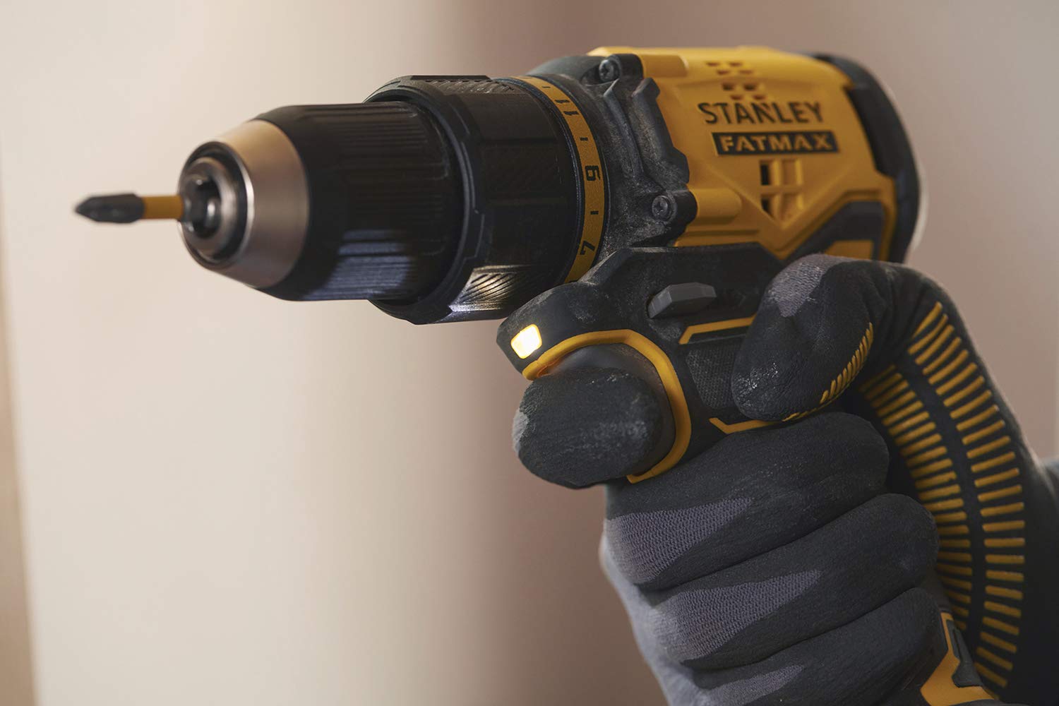 STANLEY FATMAX SFMCD710D2K-QW - TALADRO ATORNILLADOR V20 LI-ION 18V BRUSHLESS CON 2 BATERÍAS 2Ah, CARGADOR Y MALETÍN