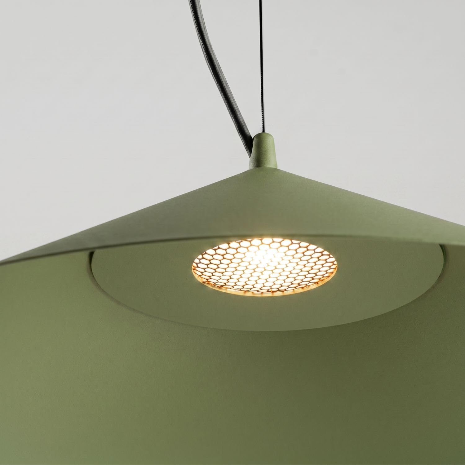 Licht-Erlebnisse LED Hängelampe Esszimmer Olivgrün Stahl 3000 K Wabenstruktur TRIAC dimmbar blendarm Küche Modern stilvoll rund Ø50 cm Pendelleuchte Esstisch