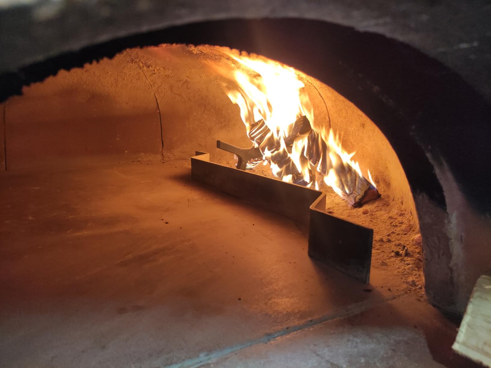 Kaminholzständer aus Gusseisen für Kamin und Pizzeria