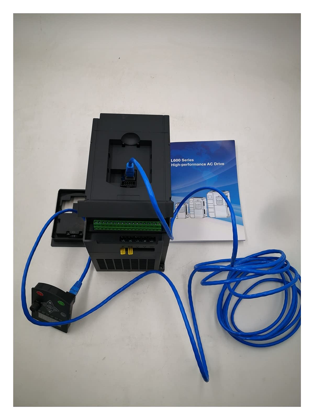 Azionamento a frequenza variabile, 5. 5kw. Inverter a trazione a frequenza variabile Adatto for motore a velocità di velocità trifase VFD. Inverter per il controllo della velocità del motore mandrin