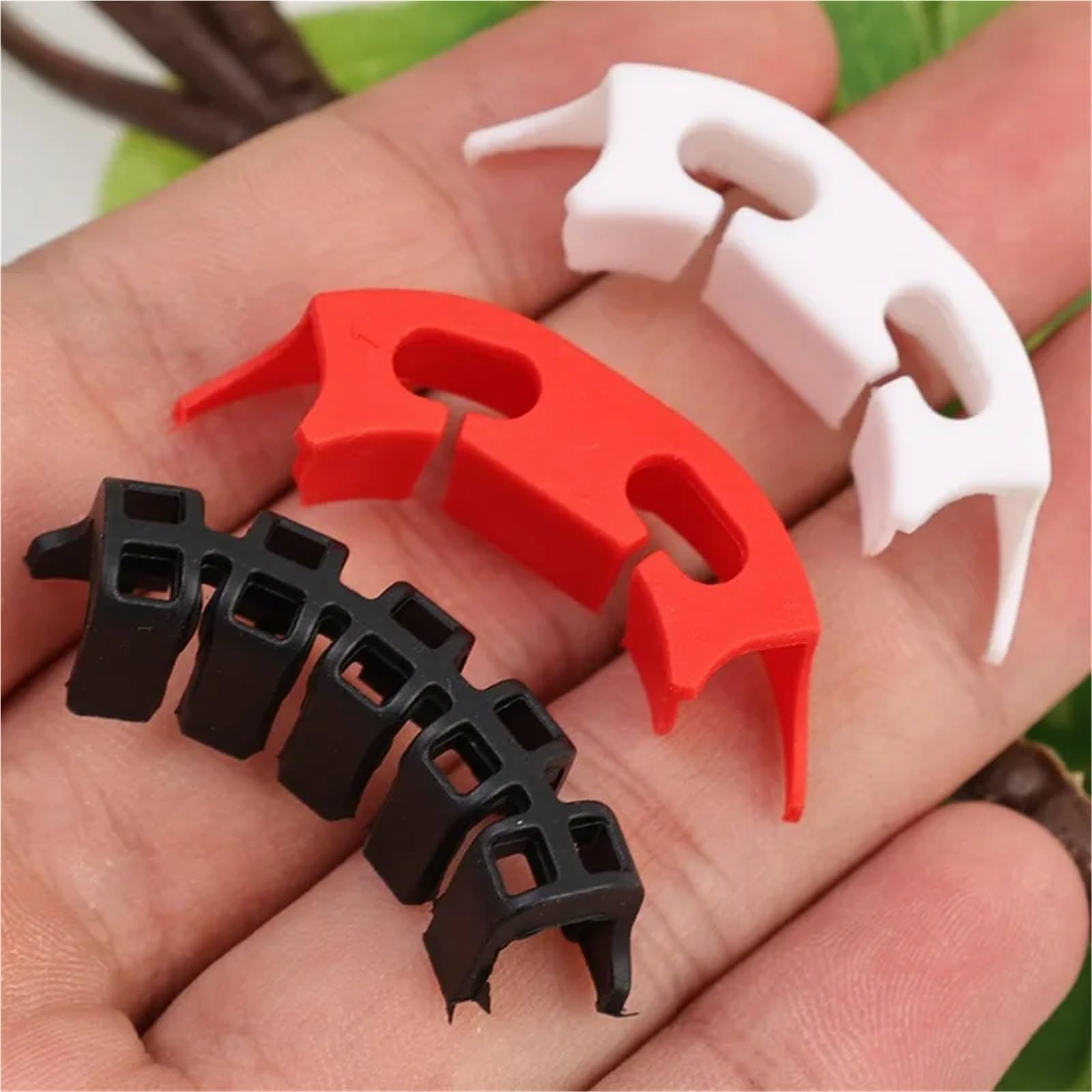 Clip per addestramento delle piante, 300 pezzi, piegatrici per piante, supporto in plastica, supporto per pali e manipolazione della crescita, tutor per fiori e rami di vite (nero)