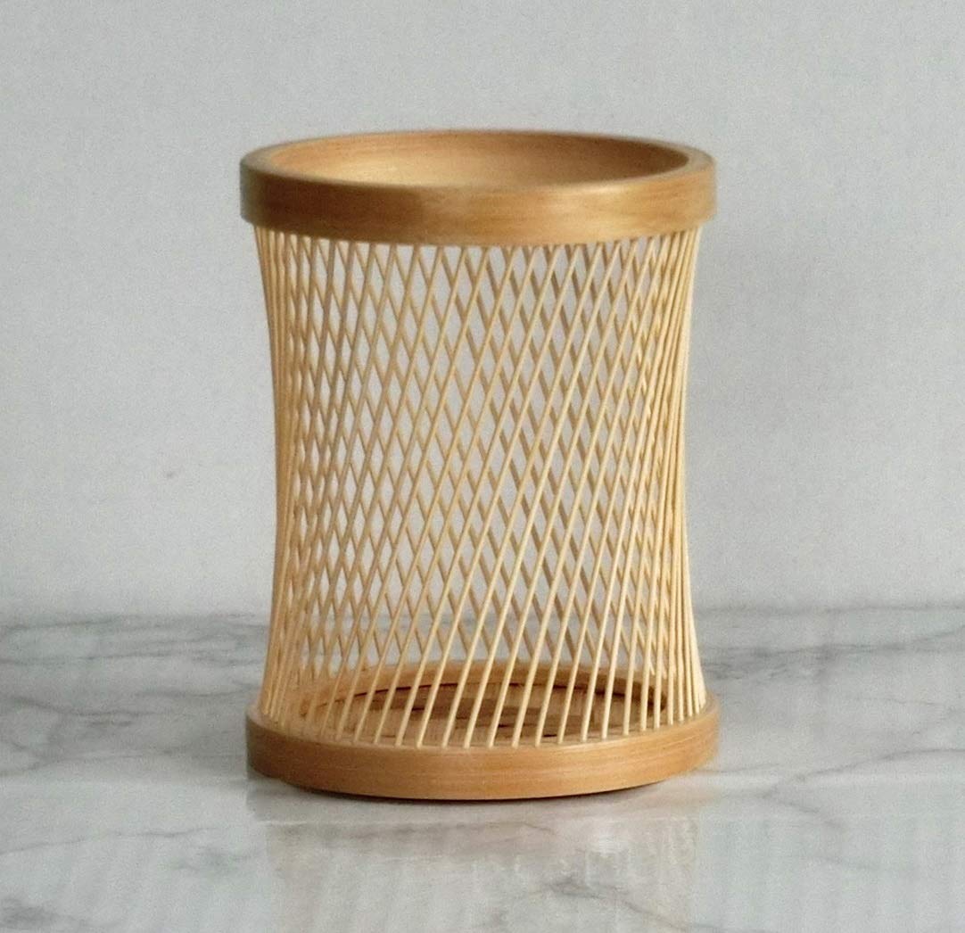 銅 細工  真鍮ですそろペン立てです   工芸品 美術品 置物 銅 細工 真鍮ですそろペン立てです 工芸品 美術品 置物