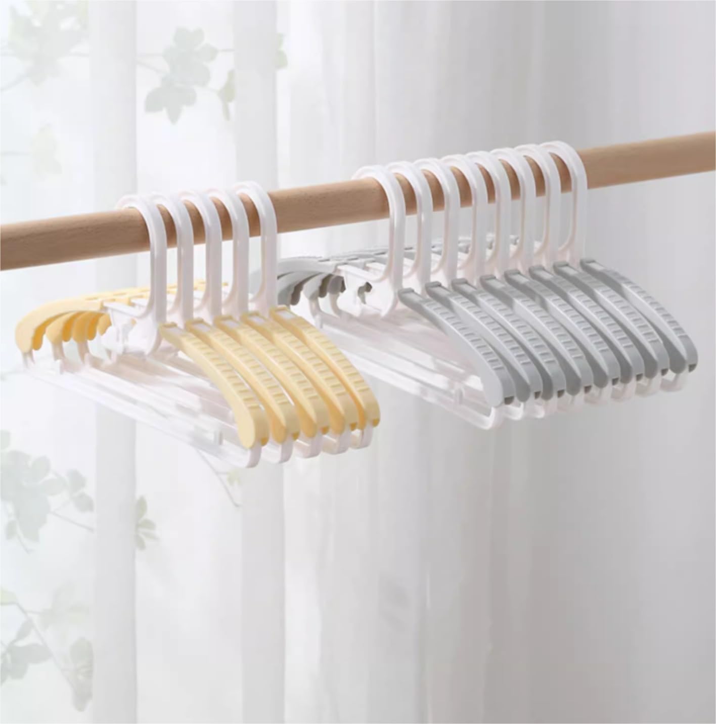 Cintres pour Pantalon Cintre À Vêtements Supports Flexibles en Plastique Affichage Cintres Manteaux Organisateur Gain De Place Rangement Vêtements(Yellow,30pcs)