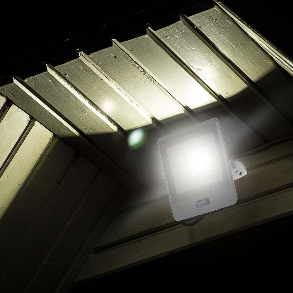 V-TAC Faro LED da Esterno con Chip Samsung 30W con Sensore PIR di Colore Bianco Impermeabile, Luce Bianco Freddo