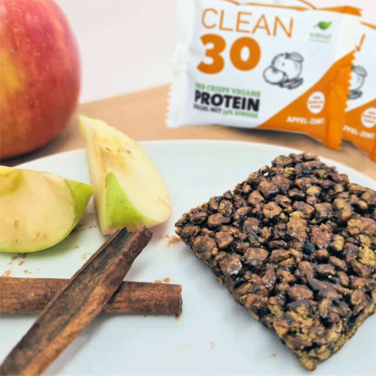 Chrupiący bio-baton proteinowy z 33% białka | cynamon jabłkowy CLEAN30 | bez aromatów, bez substancji słodzących | wegański, wysokowęglowodanowy | prawdziwy smak z naturalnych składników | opakowanie 12 szt