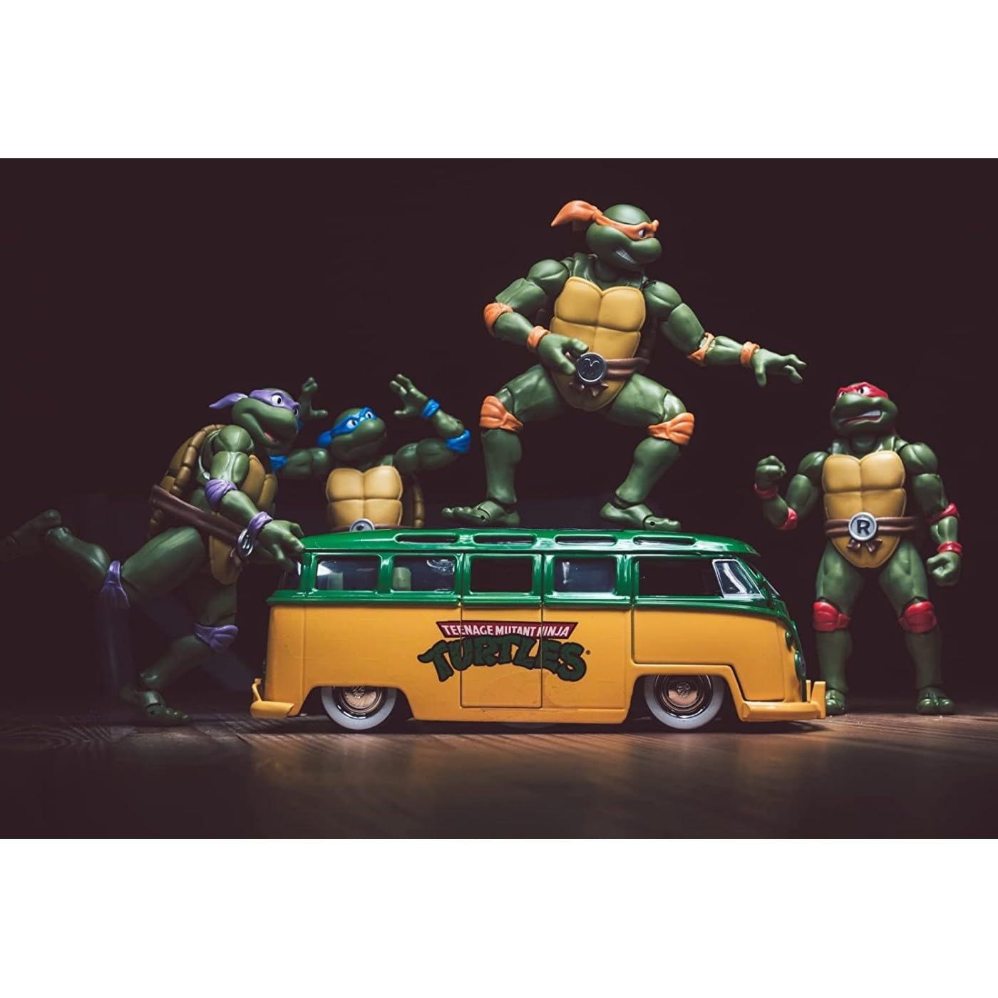 Jada Toys - Turtles 1962 VW Bus in Scala 1:24, Die Cast, con Personaggio di Leonardo in Die-Cast,+ 8 Anni, 253285000
