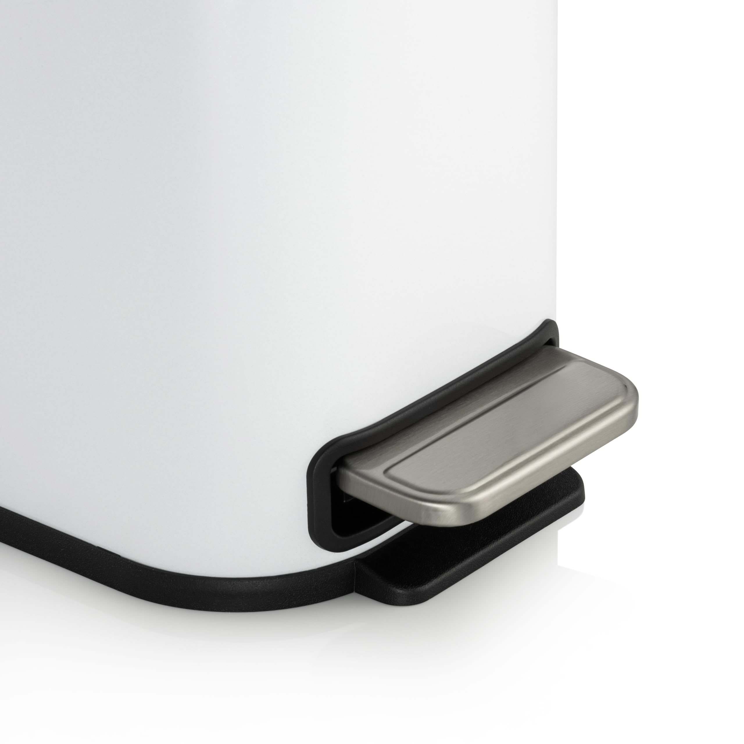 RED FACTOR Cubo de basura con pedal fino de 5 l, de acero inoxidable, tapa de cierre suave y cubo interior extraíble para baño, cocina u oficina (blanco metálico)