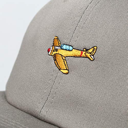 Gorra ajustable de piel gris con avión bordado que no deforma tu peinado 4