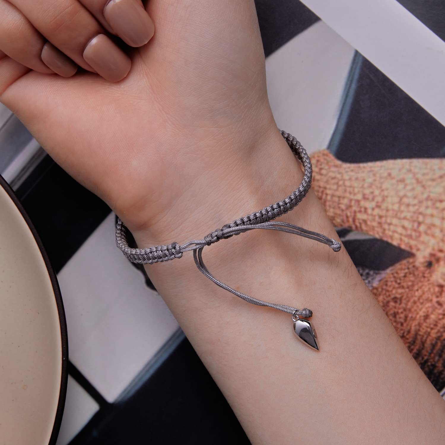 MOCHAMIK Pulsera de bendición benedictina Tejida a Mano con cordón Negro/cordón de Plata con ala de ángel