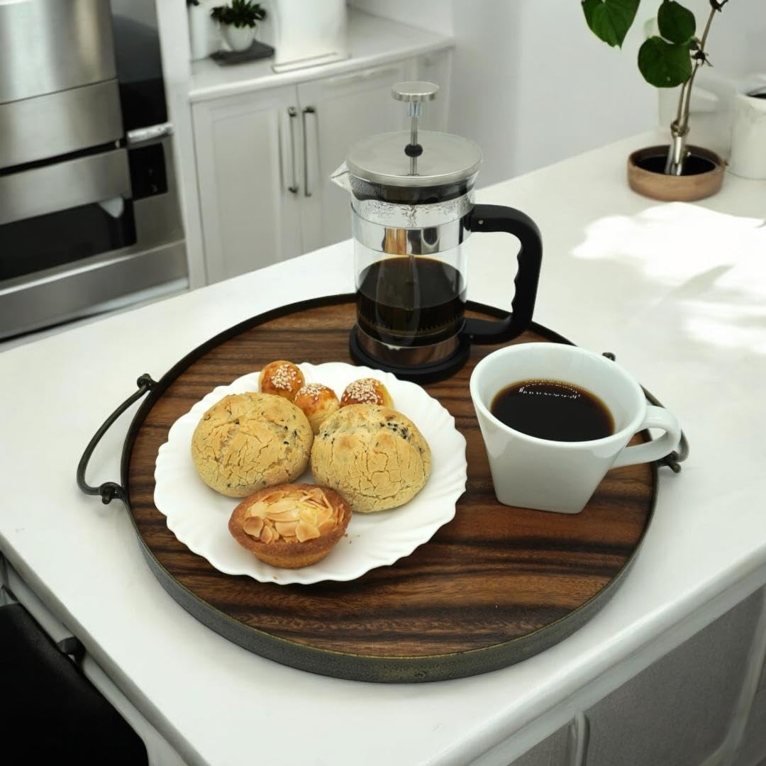 Bandeja, bandeja para servir de madera, servicio para cocina, comedor, sala de estar, piscina, borde de marco de acero antiguo, asas de fácil agarre, hecho de 1 pieza sólida de madera de
