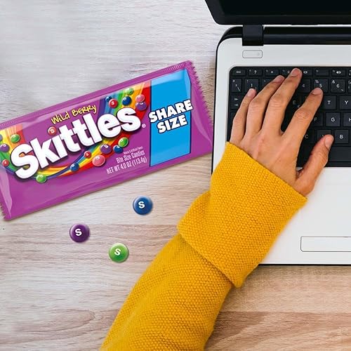 Miniatura 6 de SKITTLES Wild Berry - Caramelos masticables a granel  Tamaño compartido, bolsas de 4 onzas (paquete de 24), caramelo con sabor a fruta con fresa,