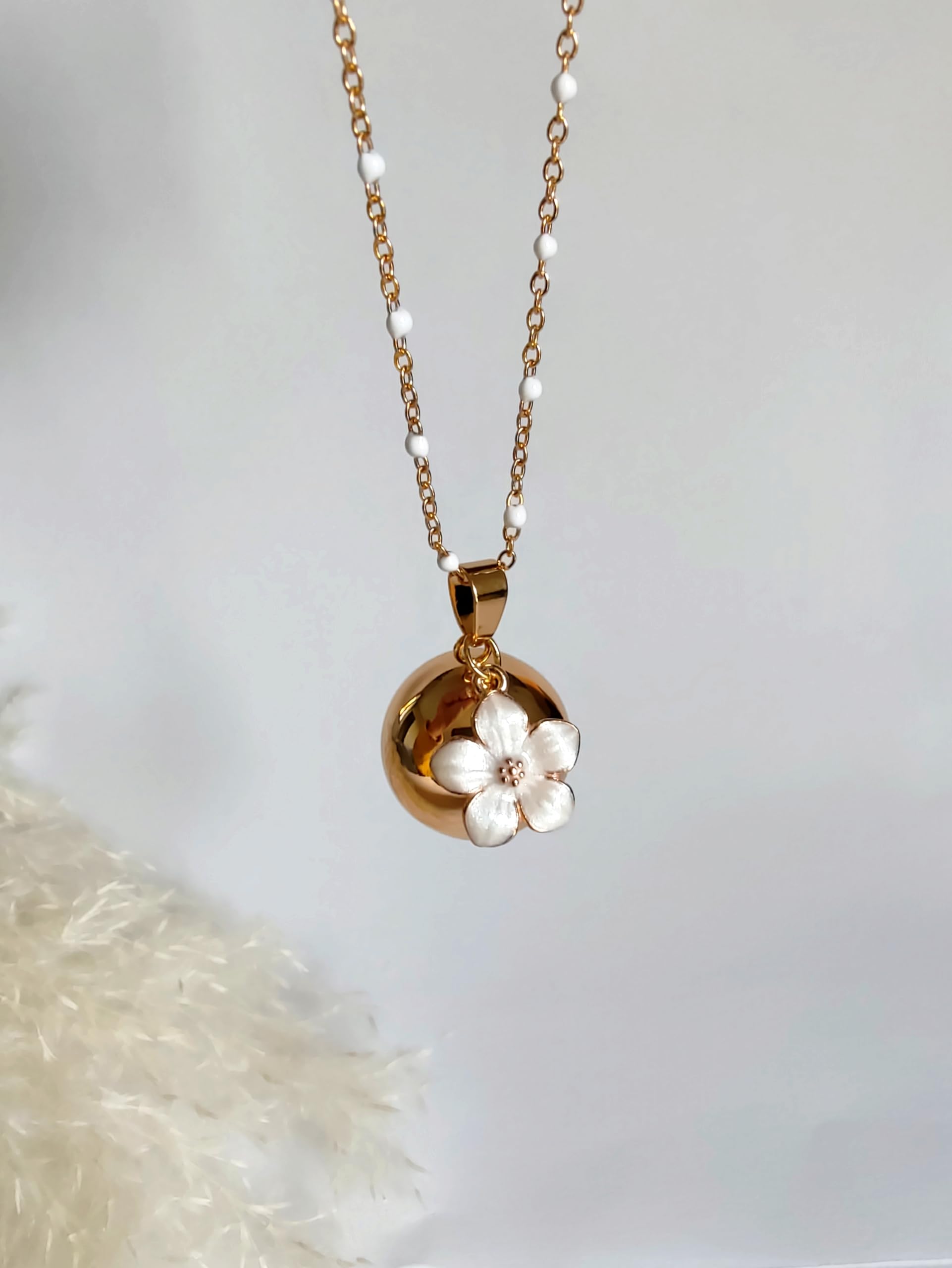 Collier Bola de Grossesse avec Pendentif Fleur de Sakura, Chaîne Dorée et Perles Blanches, Bijou pour Femme Enceinte