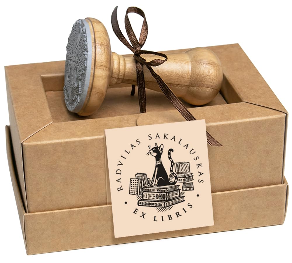 Timbro Ex Libris Personalizzato – Gatto sul Mucchio di Libri – Illustrazione Artistica, Regalo Perfetto per Lettori e Amanti dei Gatti