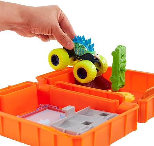 Miniatura 7 de Hot Wheels Monster Trucks Repostaje y pista de arranque para automóviles de juguete con bote de gas, incluye 2 vehículos, 4 años (HXT04)