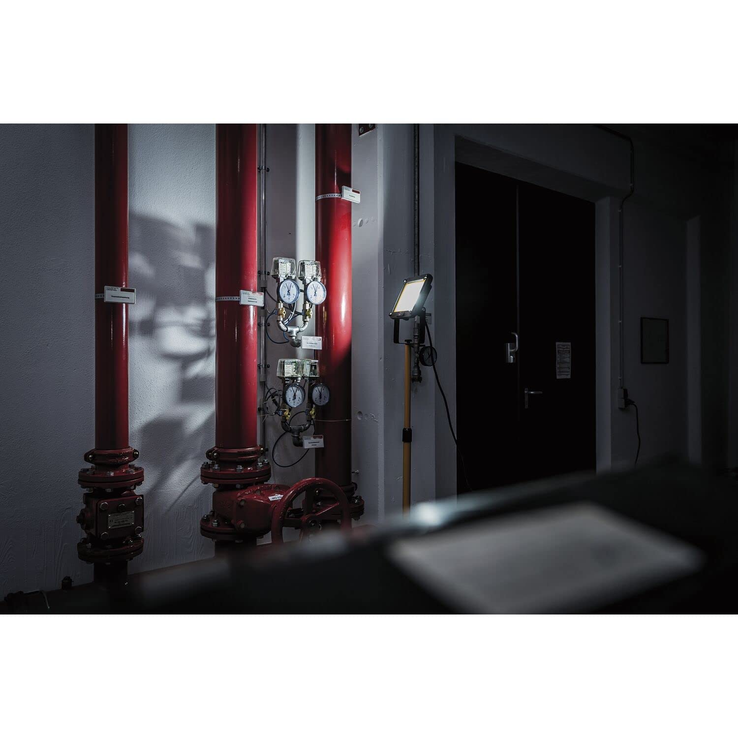 Brennenstuhl Stativ LED Baustrahler JARO 5050 T (50W, 4400lm, 6500K, IP65, LED Arbeitsstrahler mit Stativ und 5m Kabel)