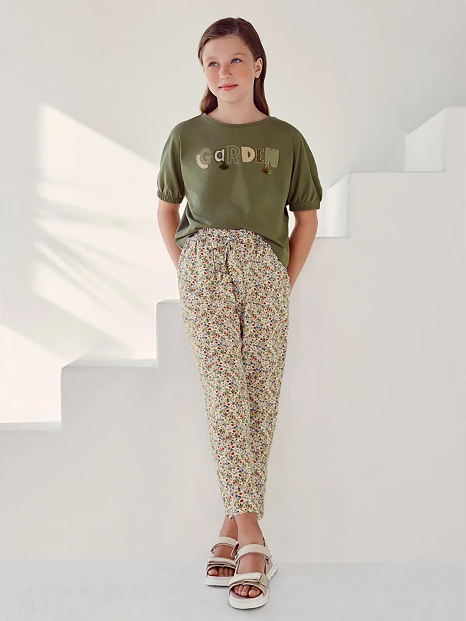 Mayoral 6573 Mädchenhose mit Blumenmuster, reguläre Passform, elastischer Bund mit Schleife, leichte Baumwolle, Sommerdruck, bunte Blumen