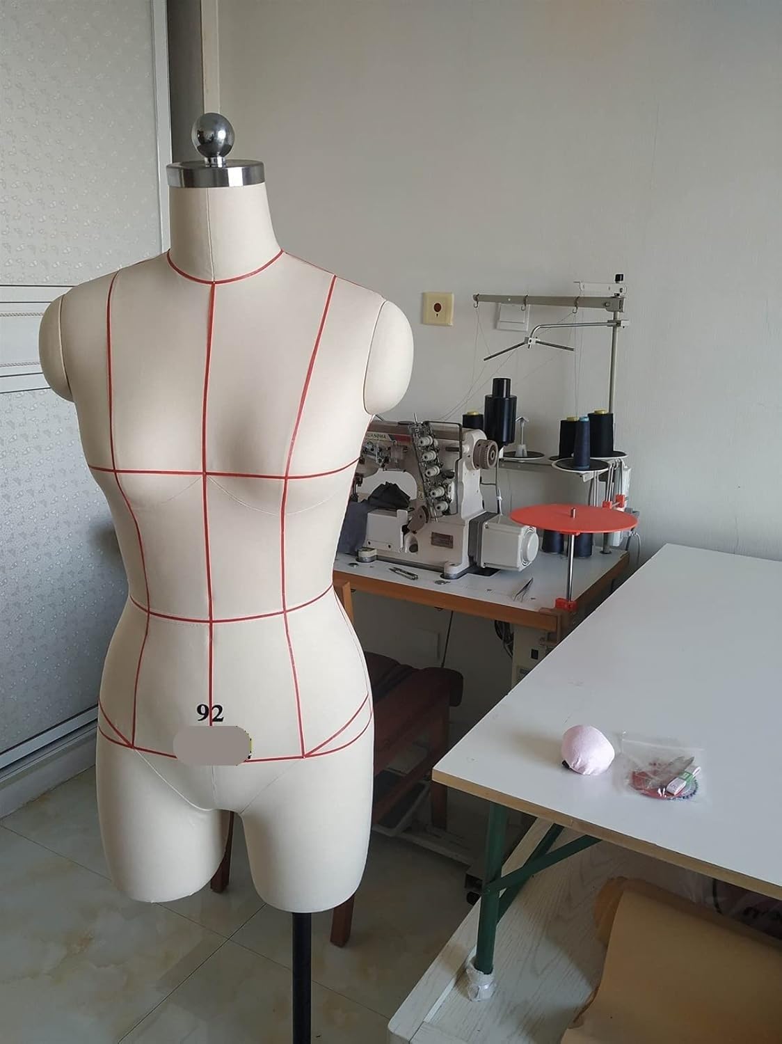 Nähender Schaufensterpuppen-Torso in Übergröße mit Ständer(Medium)