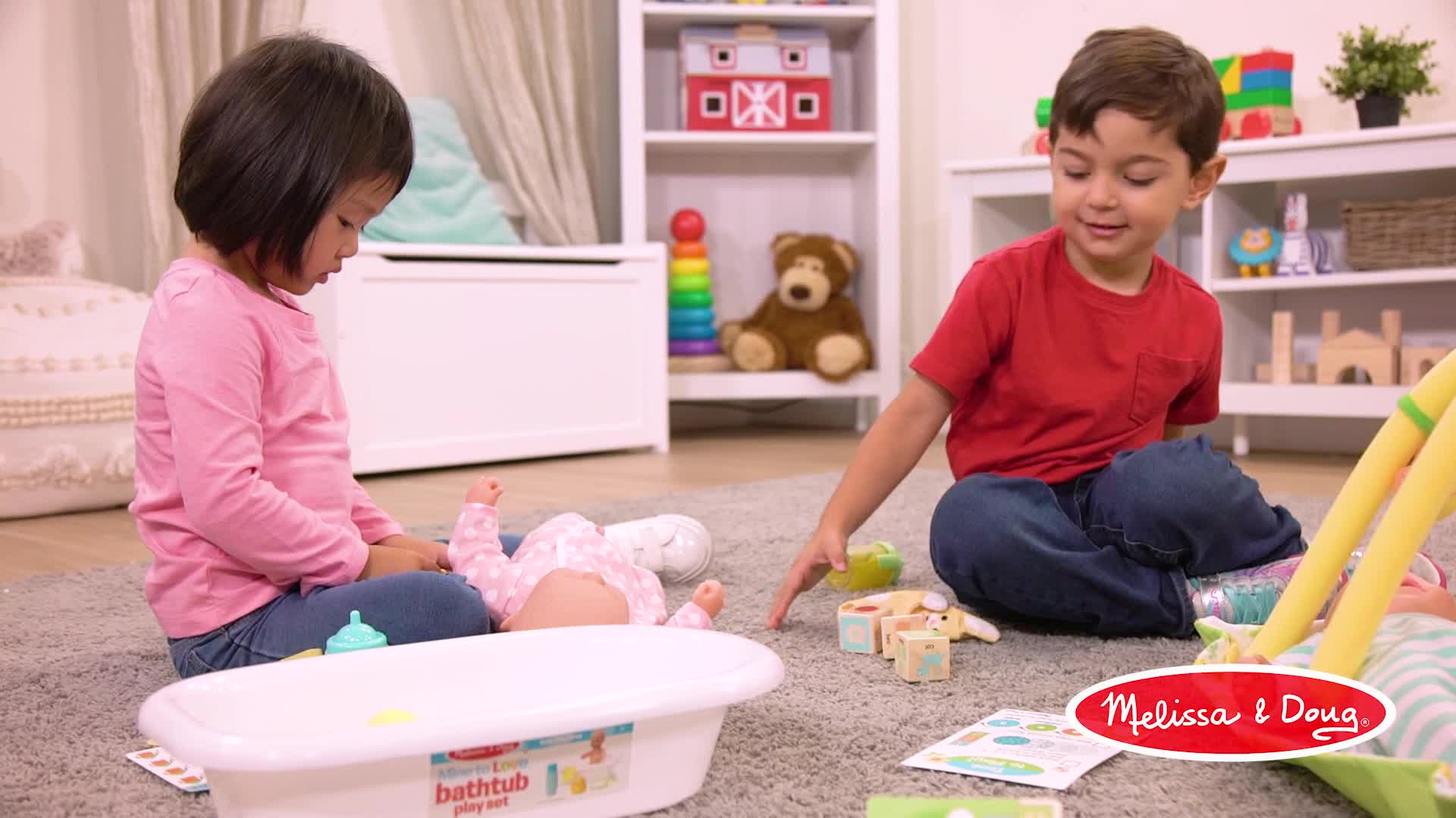 Melissa & Doug Mine To Love - Set Da 16 Accessori Per Bambole: Palestra, Tappetino, Giochi In Legno, Pupazzo E Libro, Per Bambini Dai 3 Anni