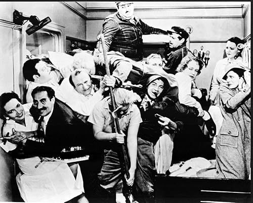 Posterazzi Los hermanos Marx y el elenco en el set de una noche en la ópera Impresión fotográfica en blanco y negro (8 x 10) - Artículo # MVM03669