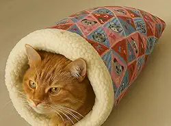 Caminha Toca para Gatos Sherpa Pelúcia 50x45cm – Cama Pet Quentinha e Confortável Tipo Saco de Dormir (Gatinha Rosa)