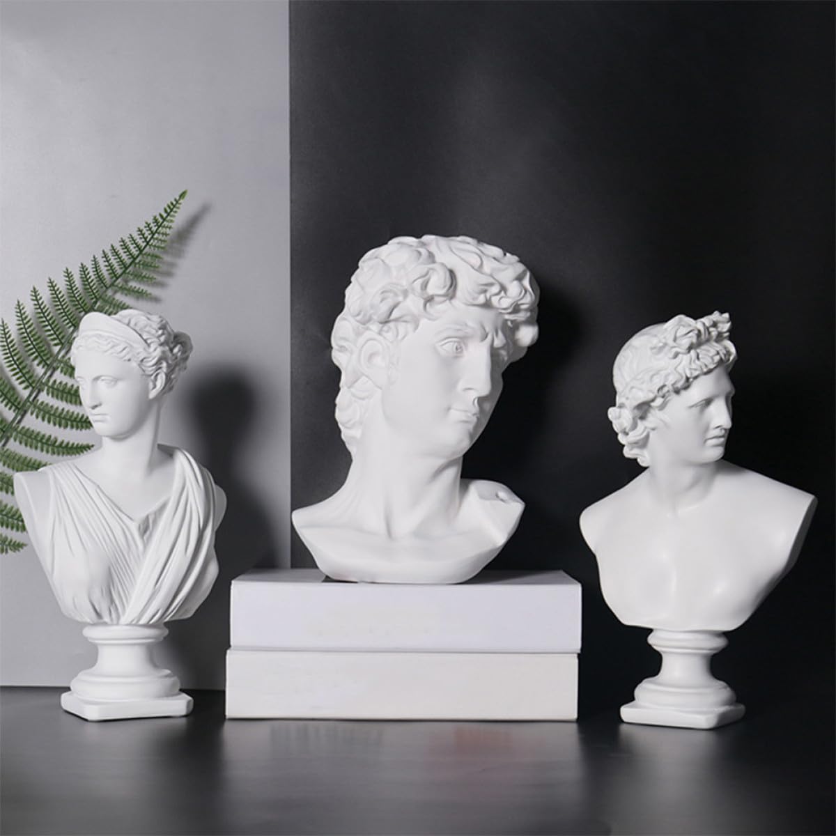 Statua in Resina Mitologica Decorativa da Interno, Ornamento Artigianale Elegante per Casa e Ufficio, Scultura Mitologica Unica in Resina Bianca per Arredamento Nordico