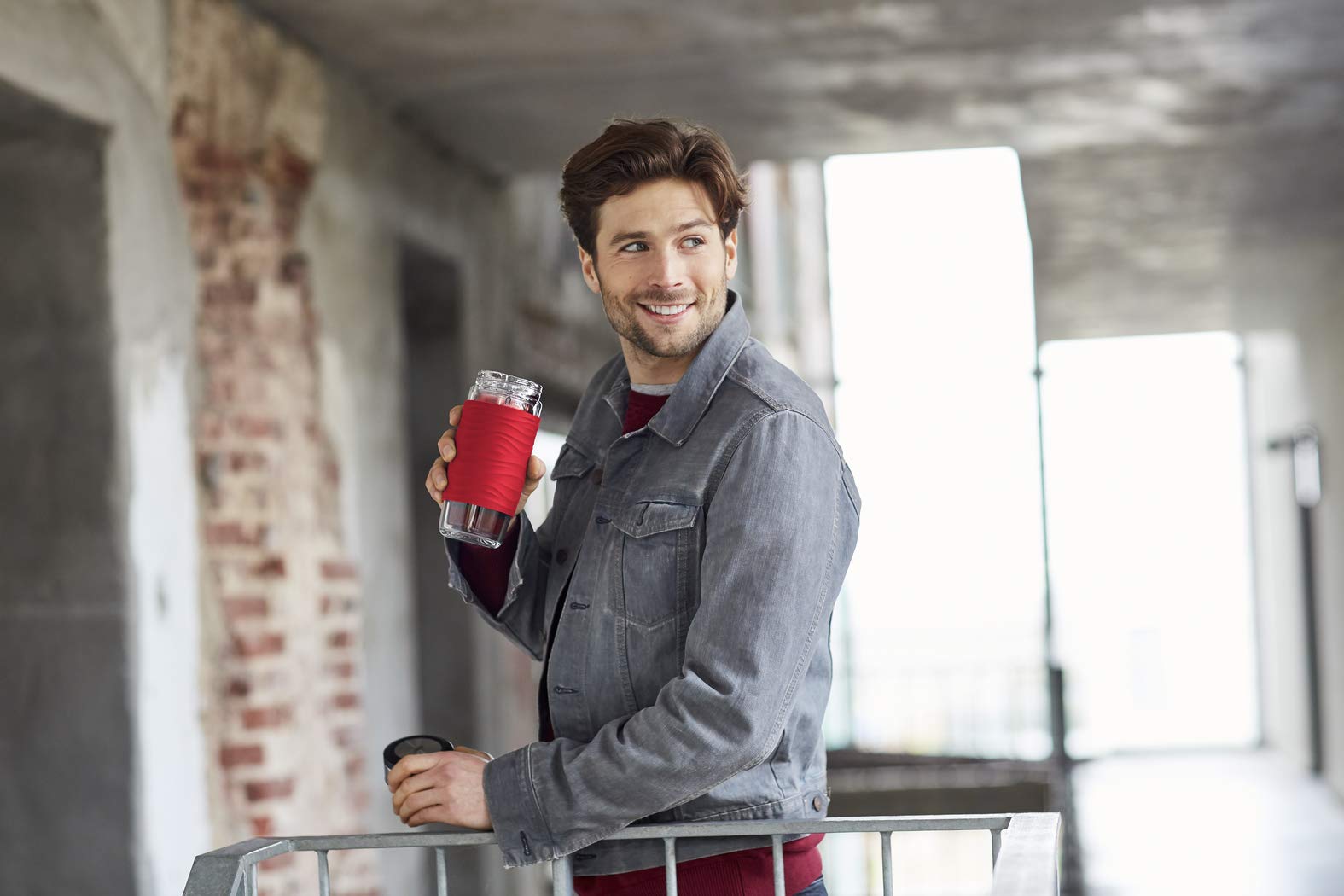 EMSA Tea Mug verre Rouge 0,4 L, Verre double paroi haute qualité, Manchon silicone, Infusion parfaite du thé, Filtre 2-en-1, 100 % étanche, 100 % sûr N2080400