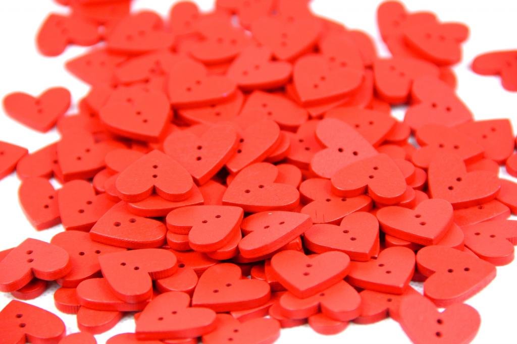 Raylinedo Purple Pack Of 40Pcs Heart Shaped Painted 2 Hole Red Wooden Buttons(20Mm) Package For Sewing Scrapbooking.