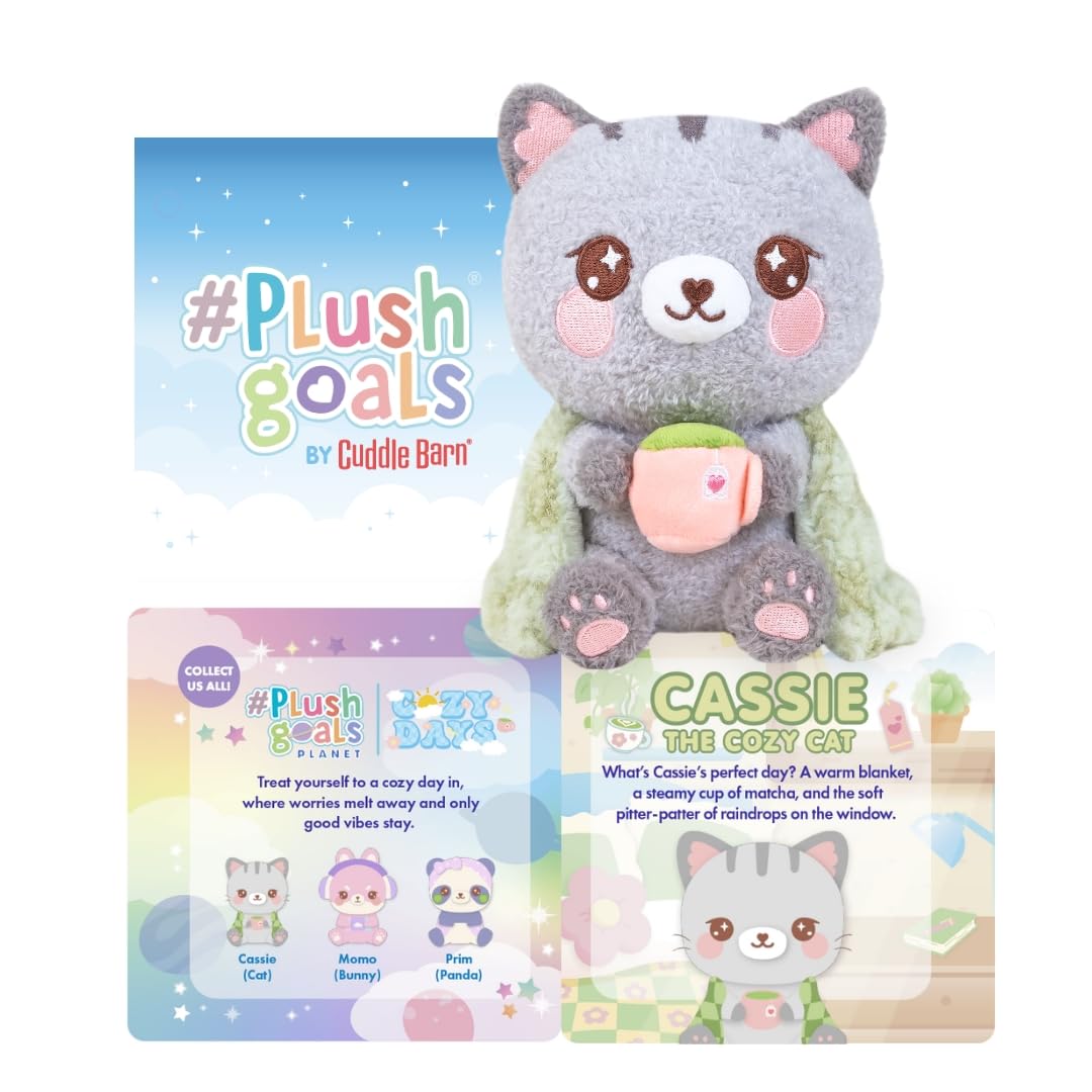 PlushGoals - Gatito de peluche Kawaii Lil Cassie, el gato acogedor, animal de peluche suave con manta esponjosa y taza de té, peluche cómodo, decoración temática de cabaña, regalo para niños