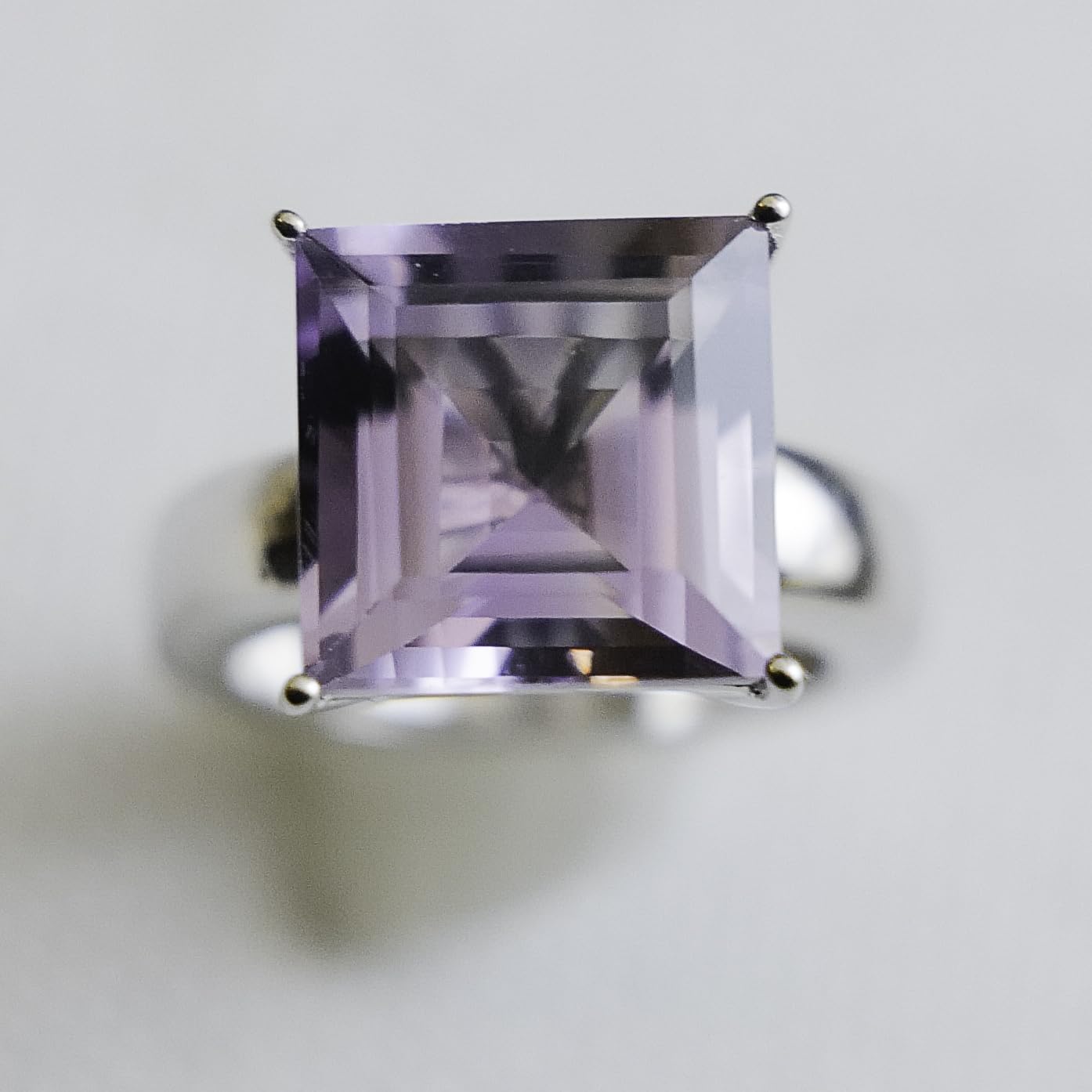 Anillo de plata de ley con amatista de talla princesa de 15 mm