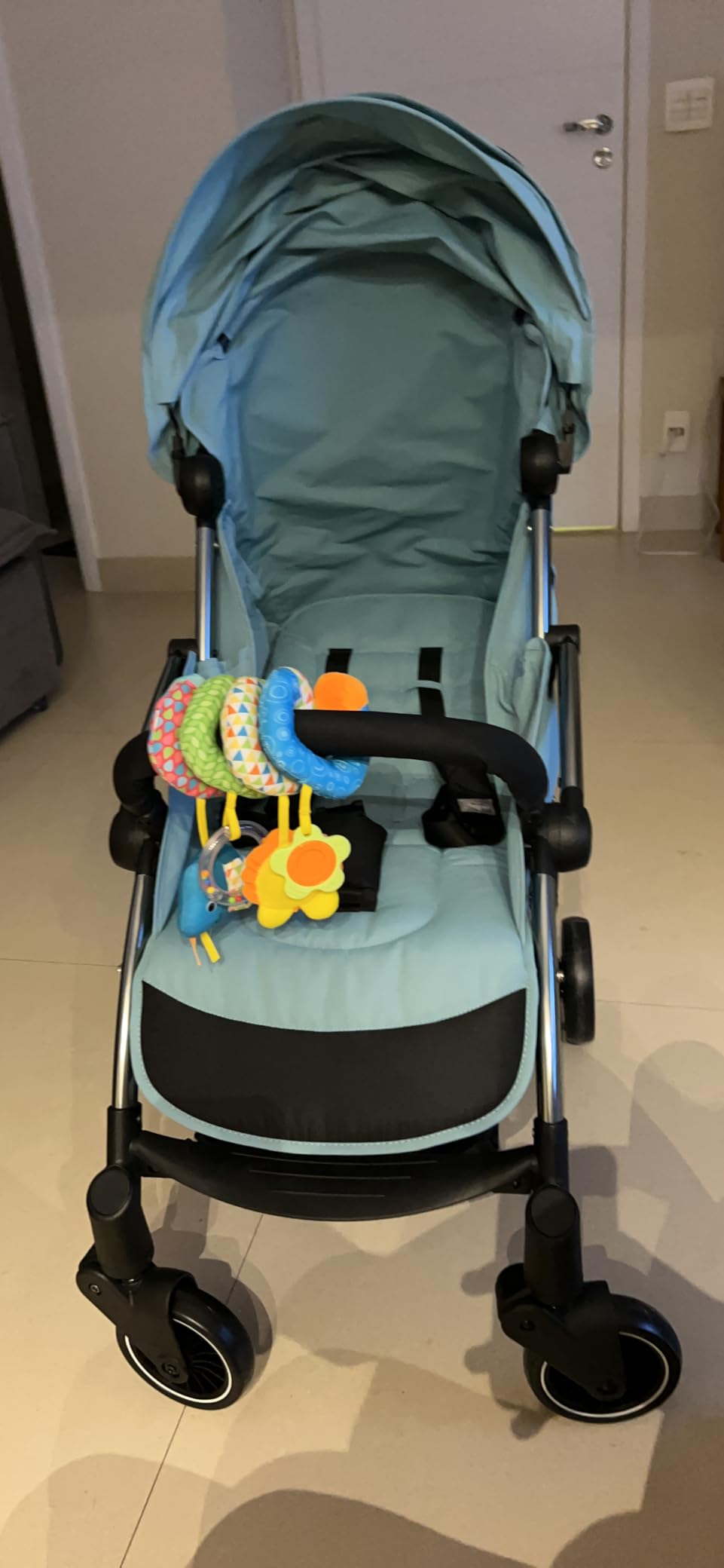 Não sobe a base para os pezinhos do bebê. Carrinho baixinho em altura para condução.