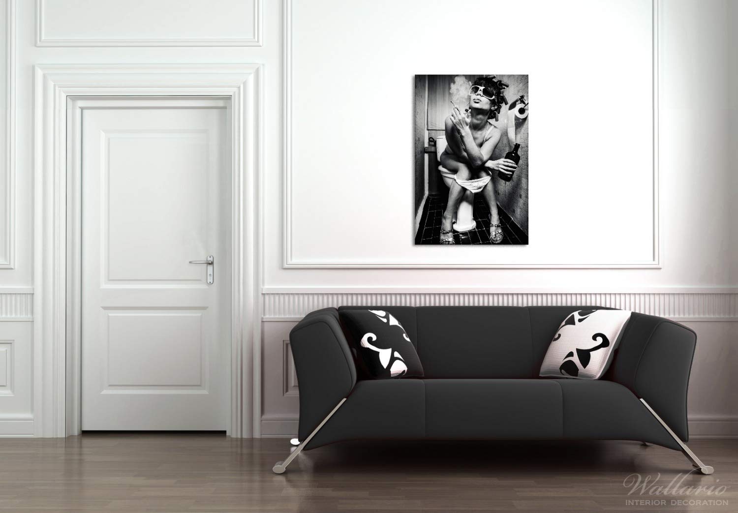 Wallario Leinwandbild Kloparty - Sexy Frau auf Toilette mit Zigarette und Schnaps - Wandbild 60 x 90 cm: Kunstdruck | Brillante lichtechte Farben | hochauflösend | verzugsfrei
