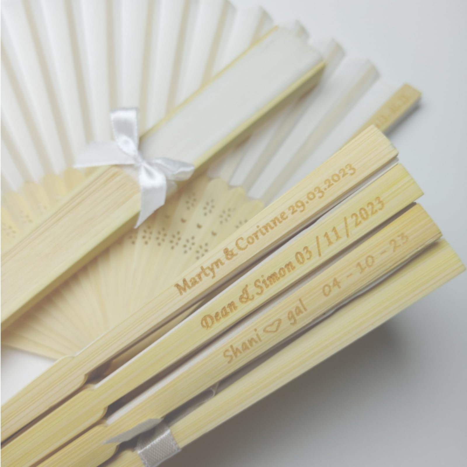 Personalisiertes Handfächer Weiß Fächer Hochzeit Papierfächer Hochzeitsfächer Personalisiert Name Faltfächer Gastgeschenk Für Hochzeit Sommer Party (50pcs)