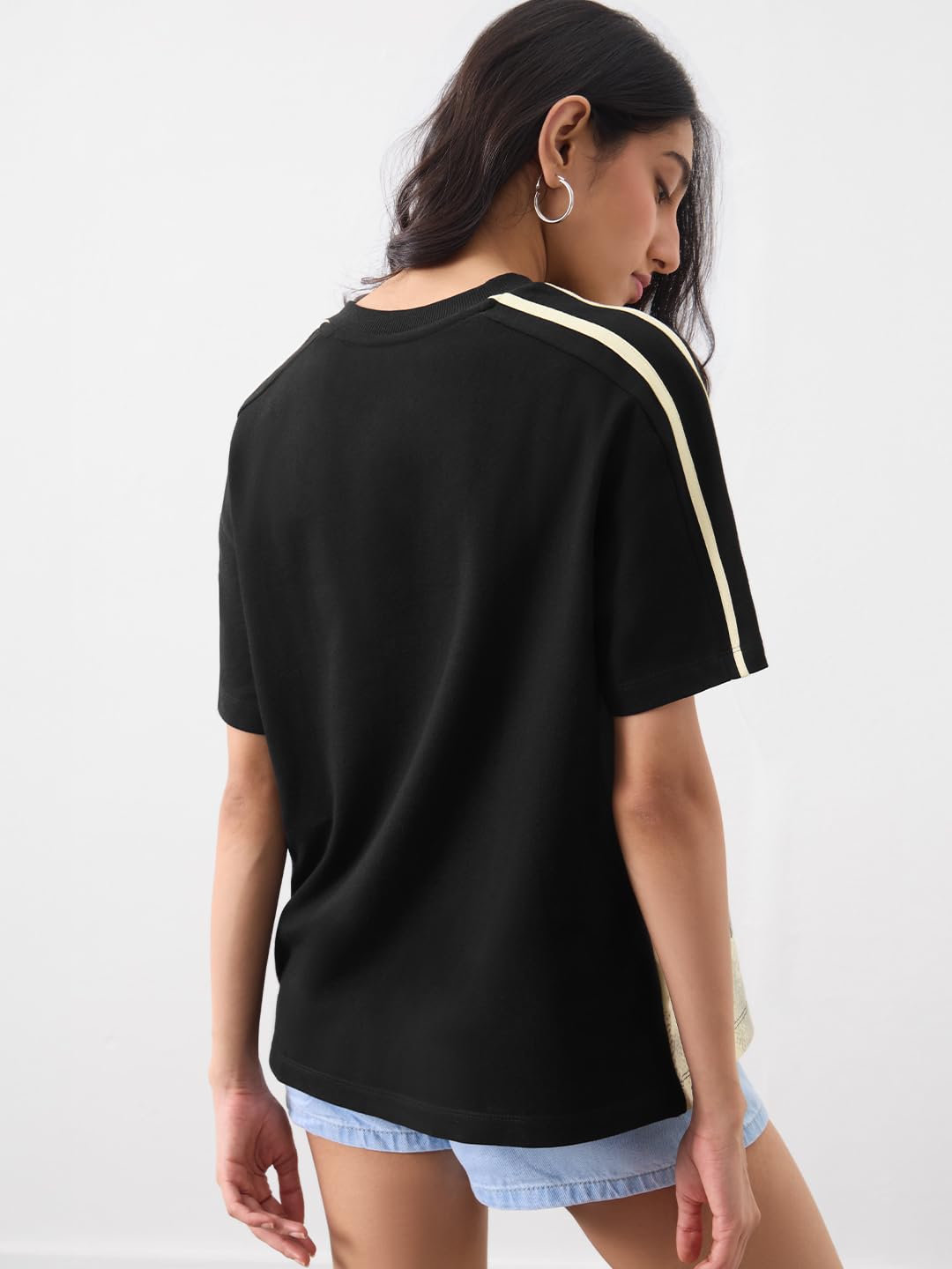 The Souled Store Looney Tunes: Heavenly Misfit - Camiseta de manga corta con cuello en V y estampado gráfico amarillo para mujeres y niñas
