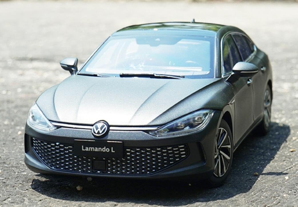 1/18 ダイキャストLamando ミニカー￼ Amazon | △ミニカー特注 1/18 Volkswagen Lamando L 2022 赤