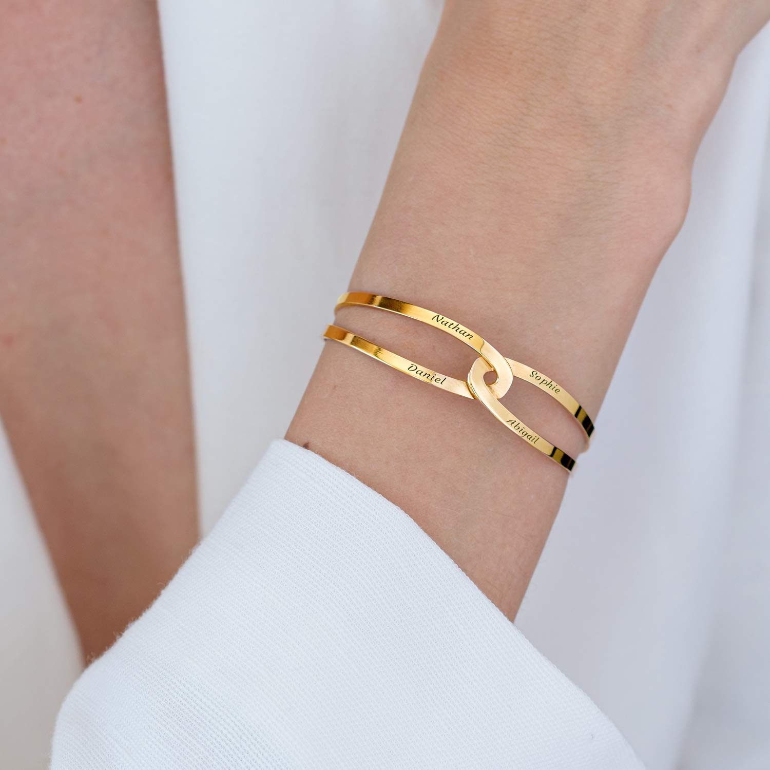 MYKA Personalisierte 'Hand in Hand' Armreif aus Sterling Silber 925 - Vergoldet - Schmuck Geschenk für Damen - Mutter - Freundin