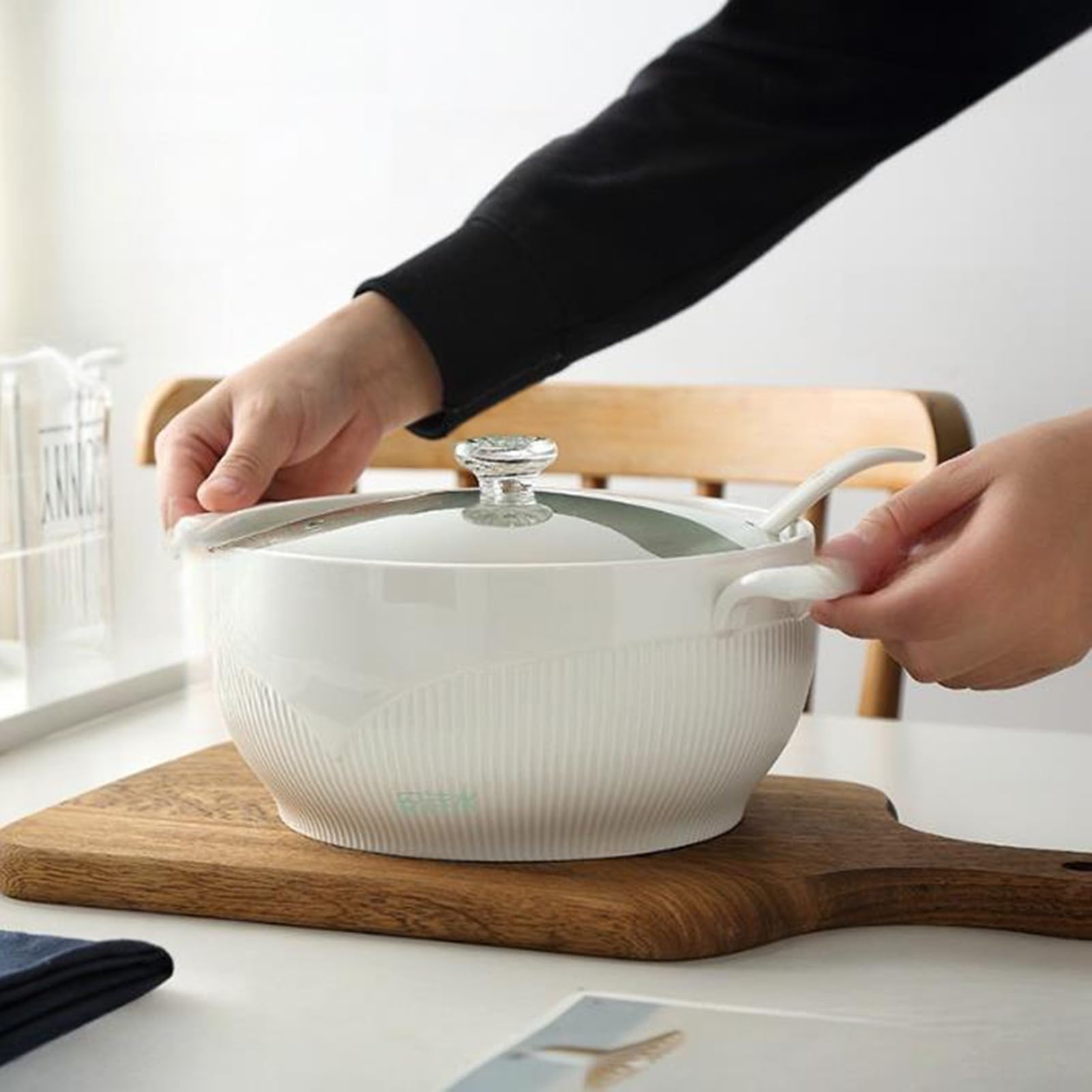 Vnook Marmite à soupe en céramique blanche, grande soupière avec couvercle en verre et louche, bol à soupe avec couvercle en diamant, marmite à soupe décorative for restaurant et maison(1500ml)