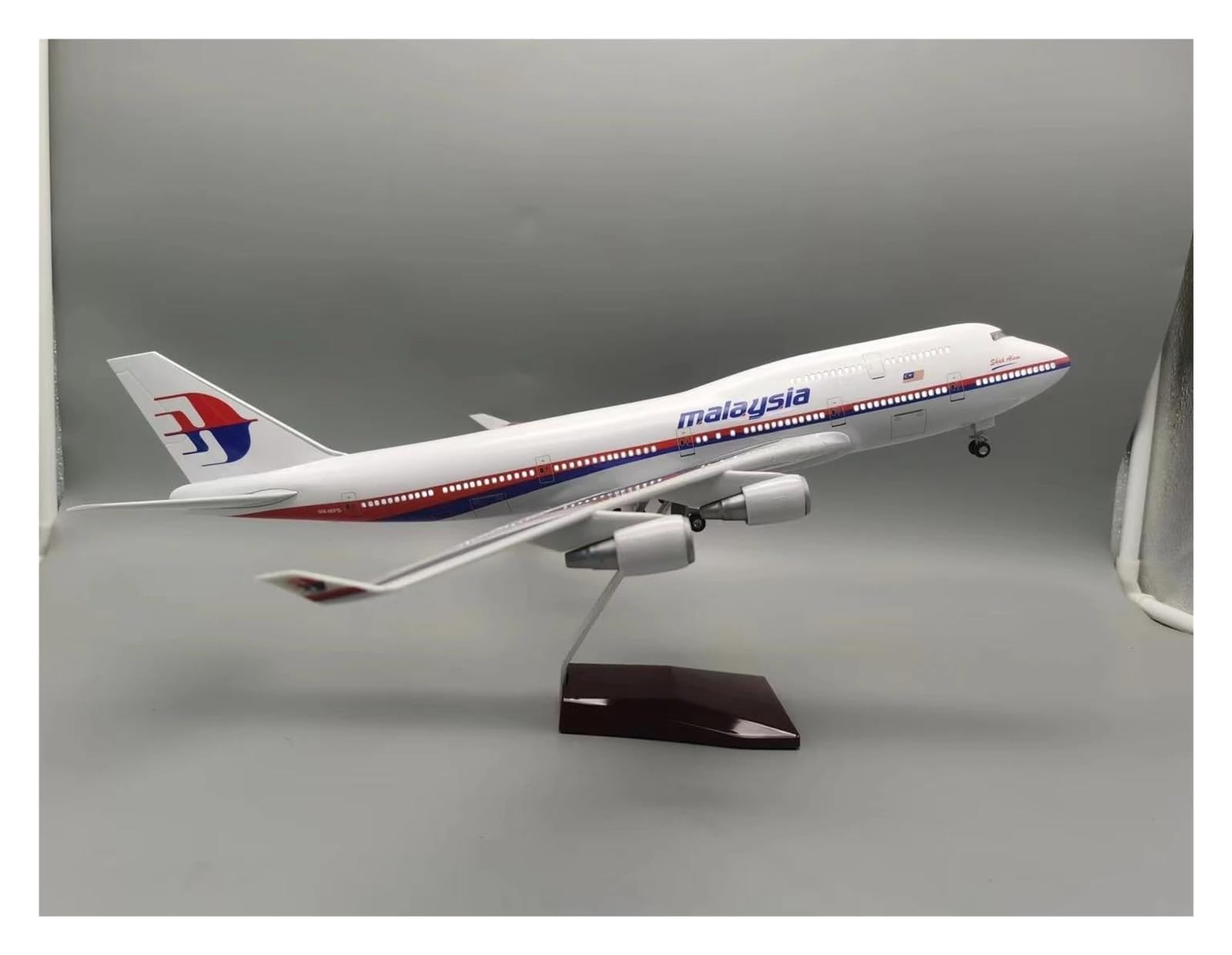 Odlewane zabawki samolotowe w skali 1/150 dla malezji 747 modele samolotów żywica odlewany model samolotu maszyna zbierana lotnictwo wystrój domu samolot do zbierania i wyświetlania (ze światłem)