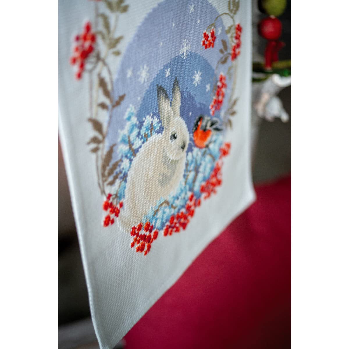 Vervaco Stickpackung Kreuzstich Set Vorgedruckt Tischläufer Schneehase und Dompfaff Stickdecken Vorgezeichnet DIY Basteln Kreativ Stickläufer zum Selbersticken 32 x 84 cm Stickset