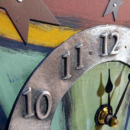 Miniatura 3 de Modern Artisans Reloj de pared para taza de café, madera tallada y peltre fabricada en Estados Unidos, 16"