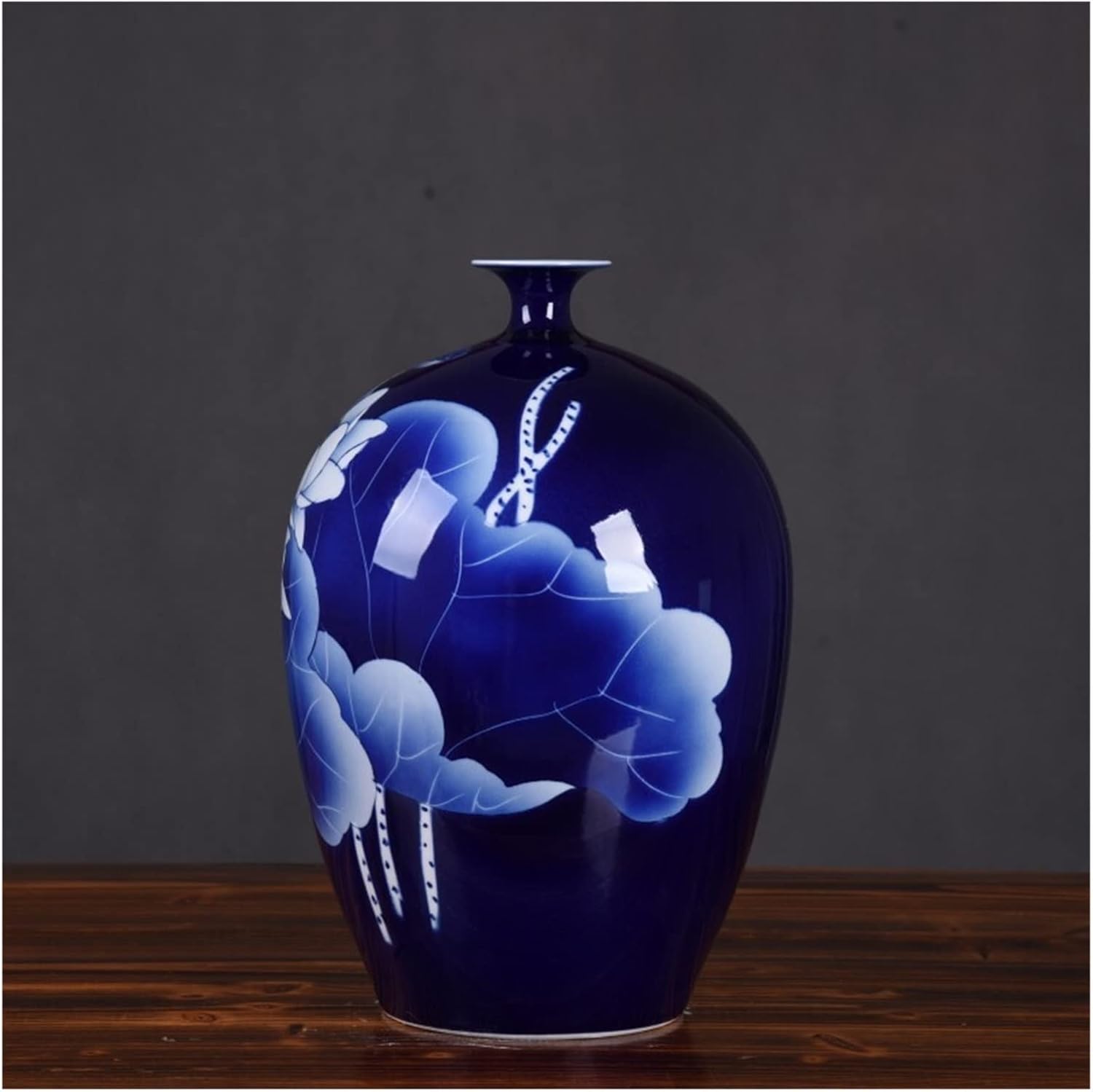 青と白の蓮の花模様の陶器壺 青と白の蓮