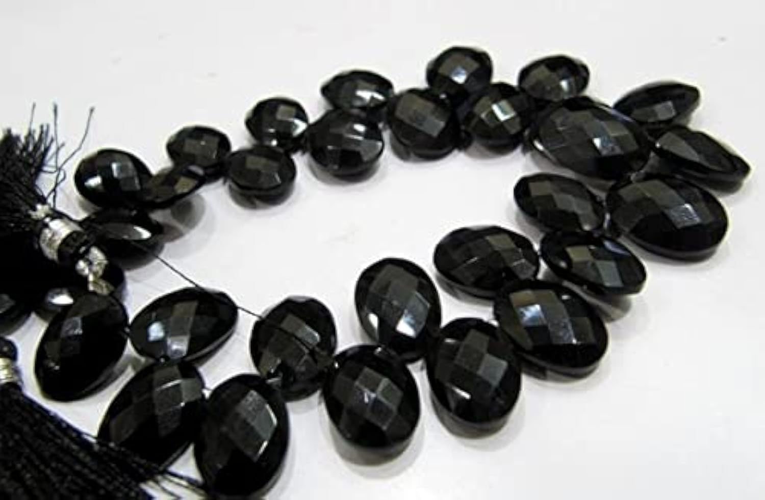 Spinelle noir ovale facetté pour réparer et concevoir un collier