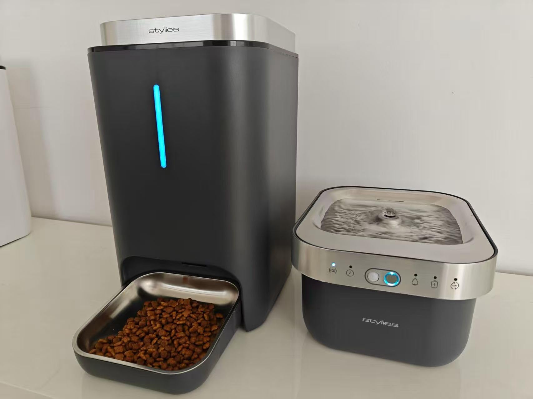 Fuente inalámbrica para gatos, 2,5 L, batería de 5000 mAh, detector de movimiento, para perros y gatos, con bandeja de acero inoxidable, color gris oscuro y plateado