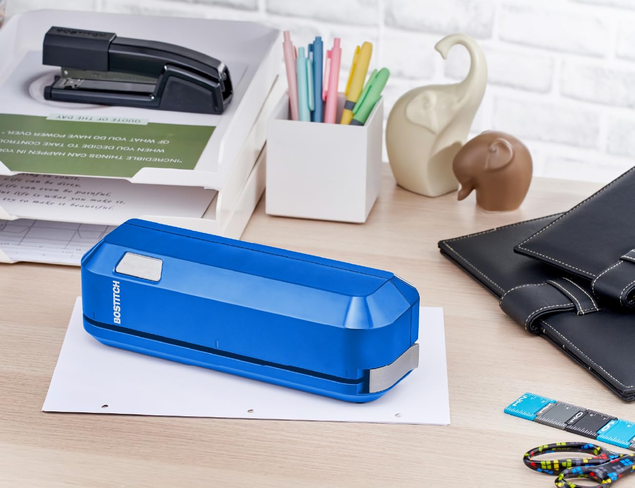 Bostitch Office Elektrischer 3-Locher, doppeltes Papierladen, robust, Kapazität 20 Blatt ohne Papierstau, AC-Adapter oder batteriebetrieben, platzsparend, Blau (EHP20-BLUE)