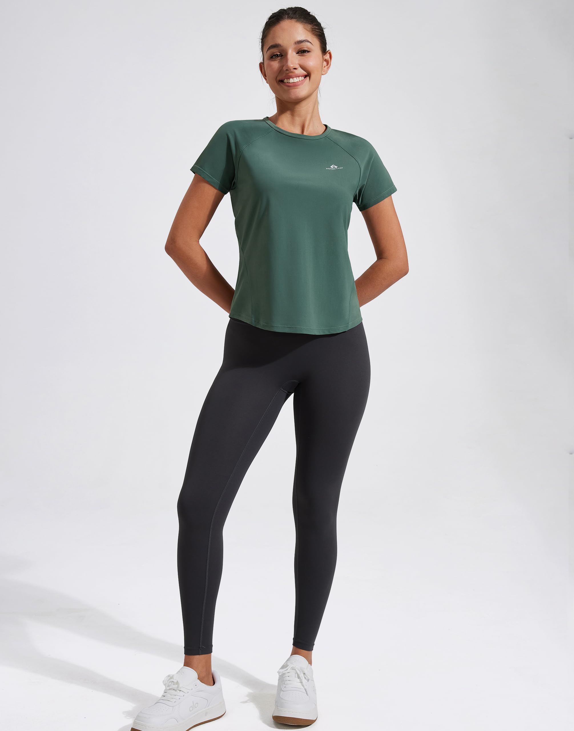 Pioneer Camp Damen Sport T-Shirt Kurzarm, Atmungsaktiv Schnelltrocknend, Funktionsshirt mit Netzeinsatz am Rücken, Figurbetontes Laufshirt für Fitness Gym Yoga Outdoor